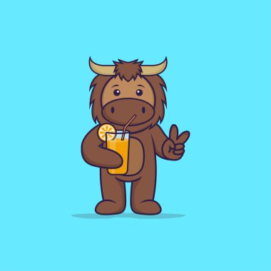 Cam içinde portakal suyu tutan sevimli boğa. Hayvan çizgi film kavramı izole edildi. Tişört, tebrik kartı, davetiye kartı ya da maskot olarak kullanılabilir..