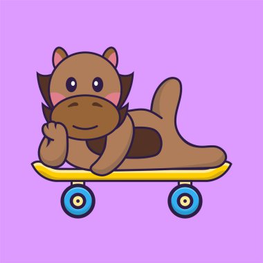 Kaykayın üzerinde yatan şirin at..