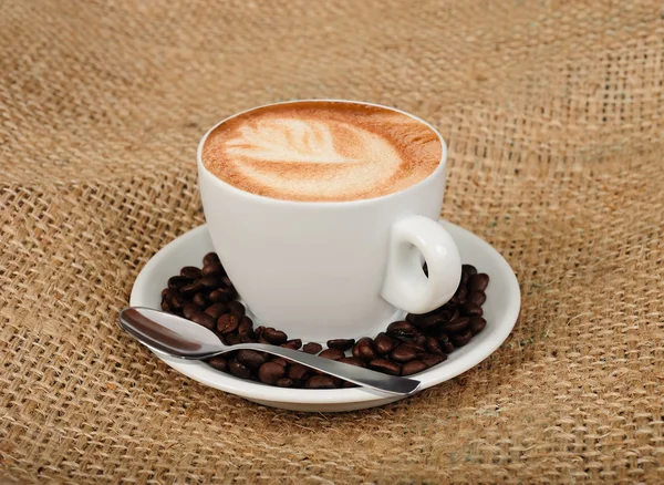 Cappuccino dengan biji kopi — Stok Foto