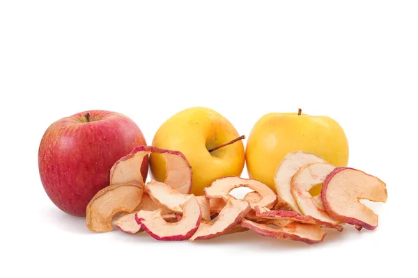 Äpfel Und Getrocknete Äpfel Isoliert Auf Weißem Hintergrund — Stockfoto