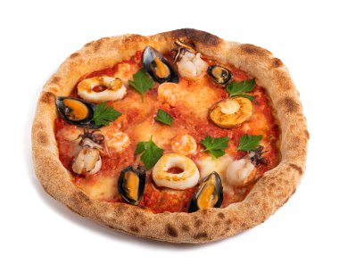Beyaz arka planda izole edilmiş deniz ürünleri pizzası.