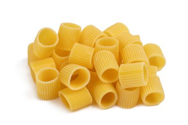 Beyaz arkaplanda Mezze Penne rigate yığın izole