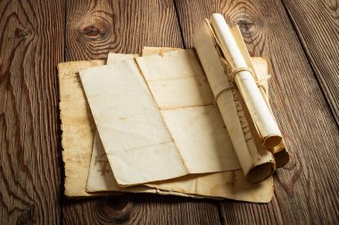 Eski kağıtlar Ahşap arka planda yaşlandırılmış.