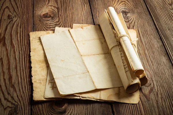 Eski kağıtlar Ahşap arka planda yaşlandırılmış.