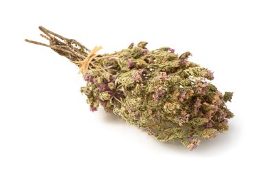 Kurumuş kekik, beyaza ayrılmış çiçekler.