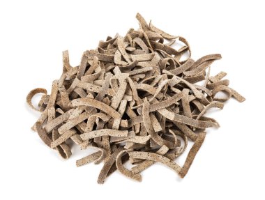 Erişte Pizzoccheri beyaz arkaplanda izole edildi