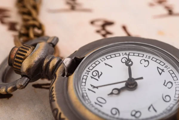 Vintage Montre Poche Sur Fond Manuscrit — Photo