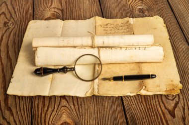 Dolma kalem ve büyüteç, ahşap kaplamalı eski çarşaflar.