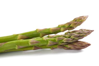 Beyaz arkaplanda taze kuşkonmaz izole edildi