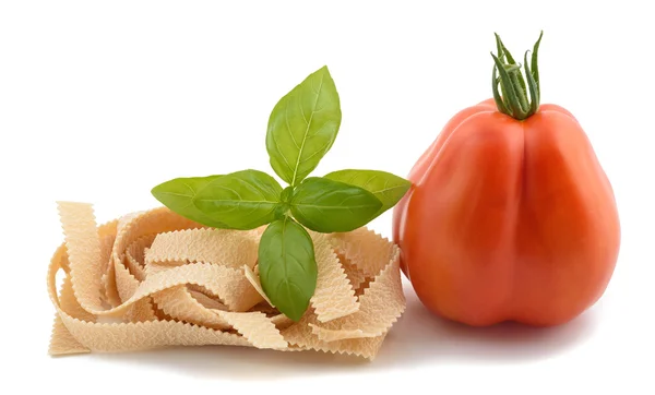 Tomato pappardelle and basil — Stock Photo, Image