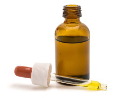 Beyaz üzerinde sıvı sarı izole edilmiş damlalar şişesi