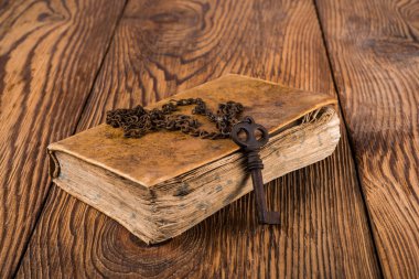 Kitap ile eski anahtar