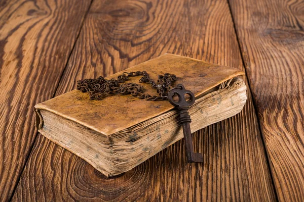 Kitap ile eski anahtar