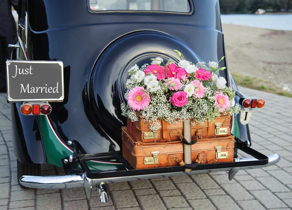 Coche de boda con ramo —  Fotos de Stock