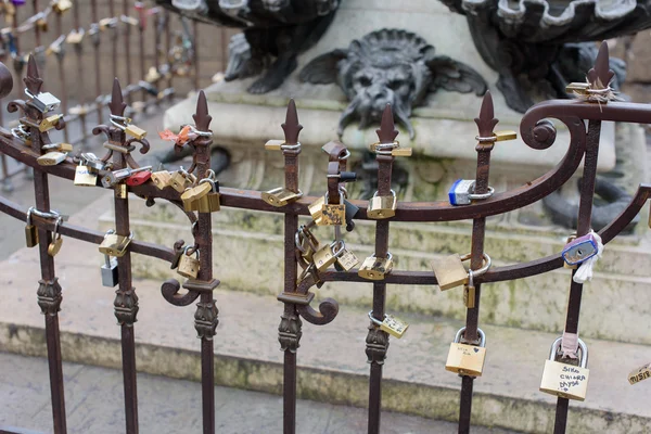 Love Padlocks on a grid — Stock Photo, Image