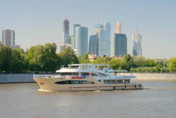 Řeka Moskva, rekreační loď a Moskevské město Stock Fotografie