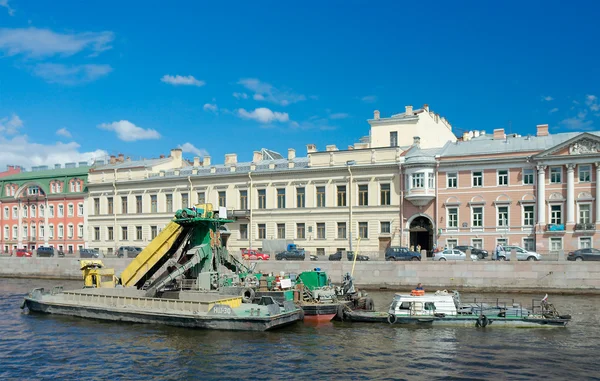 Cleaning the bottom of Fontanka river using dredger — Stock Photo, Image