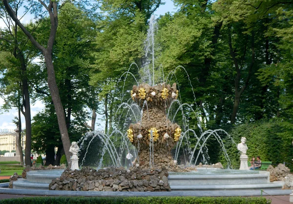 Çeşme Koronny yaz bahçesinde, Saint Petersburg, Rusya Federasyonu