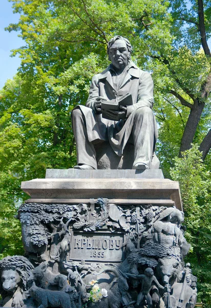 Monumento a Ivan Krylov nel giardino estivo — Foto Stock