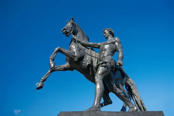 Escultura de Tamer cavalo, ponte de Anichkov, São Petersburgo, Rus Fotografia De Stock