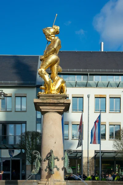 Marknaden fontänen visar St. George, Eisenach, Tyskland — Stockfoto