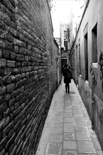 ヴェネツィア イタリア 2018年12月28日ヴェネツィアの狭い通りを歩くの刺激的な黒と白のイメージ — ストック写真