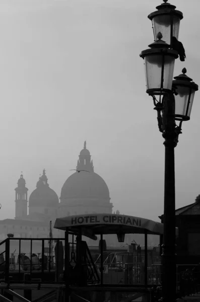 2018年12月28日 意大利威尼斯 一个具有典型威尼斯灯柱背景的大教堂黑色和白色的形象出现在前景 — 图库照片