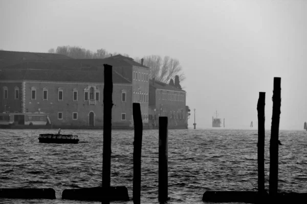 2018年12月28日 意大利威尼斯 让人联想起一条威尼斯运河的黑白图像 它的前景是为贡多拉设置系泊杆 — 图库照片