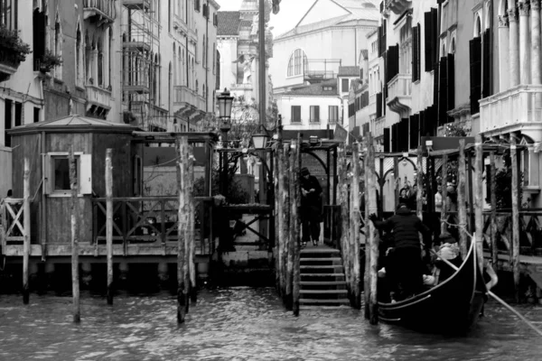 Venedig Italien Dezember 2018 Stimmungsvolles Schwarz Weiß Bild Eines Anlegeplatzes — Stockfoto