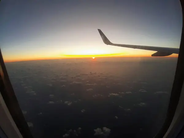 Palermo Punta Raisi Pesawat Ryanair Sayap Awan Dengan Matahari Terbit — Stok Foto