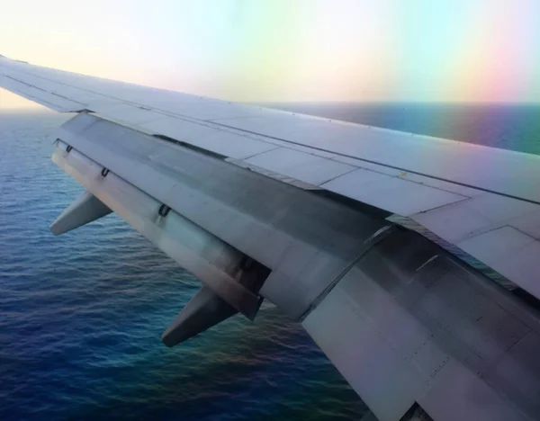 Detalhe Asa Avião Com Abas Movimento Durante Fase Voo Imediatamente — Fotografia de Stock