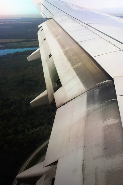 Detail Wing Airplane Flaps Motion Flight Phase Just Landing Sea — Stock Photo, Image