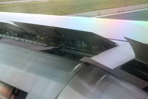 Zajímavý Snímek Křídla Letounu 737 Během Přistávací Fáze Otevřenými Klapkami — Stock fotografie