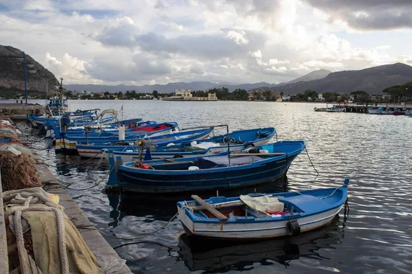 Imagem Evocativa Barcos Pesca Ancorados Porto Com Litoral Fundo Mau — Fotografia de Stock