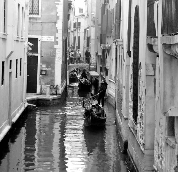 Venecia Italia Diciembre 2018 Imagen Evocadora Góndolas Moviéndose Canal — Foto de Stock