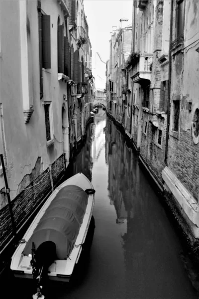 Venedig Italien December 2018 Suggestiv Bild Venedigkanalen Med Förtöjda Båtar — Stockfoto