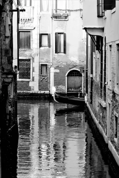 Benátky Itálie Prosince 2018 Evokativní Snímek Gondoly Pohybující Kanálu — Stock fotografie