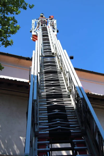 2017 Milão Itália Caminhão Escada Ação Pelos Bombeiros Durante Uma — Fotografia de Stock