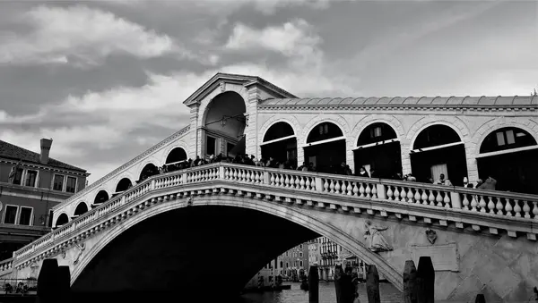 Benátky Itálie Prosince 2018 Evokativní Černobílý Obraz Mostu Rialto Jednoho — Stock fotografie