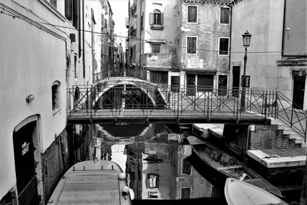 Veneza Itália Dezembro 2018 Evocativa Imagem Preto Branco Típico Canal — Fotografia de Stock