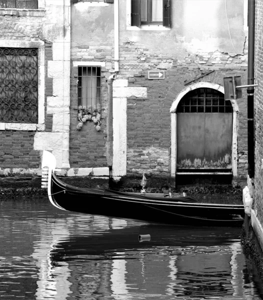 Venecia Italia Diciembre 2018 Evocadora Imagen Blanco Negro Góndolas Moviéndose —  Fotos de Stock