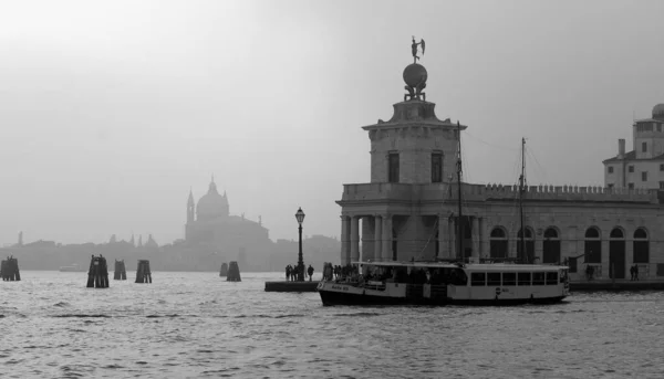 ヴェネツィア イタリア 2018年12月28日背景に大聖堂と運河に移動フェリーの魅惑的な黒と白のイメージ — ストック写真