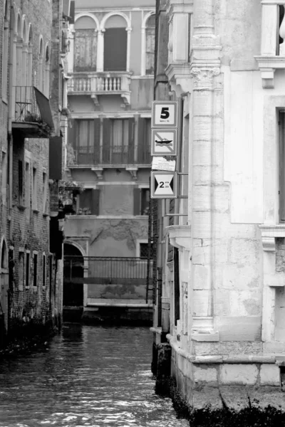 Venice Italy December 2018 Επικαλούμενη Ασπρόμαυρη Εικόνα Ενός Τυπικού Καναλιού — Φωτογραφία Αρχείου