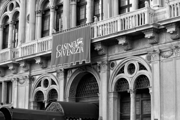 Venedik, İtalya, 28 Aralık 2018 Venedik Kumarhanesi 'nin girişinin siyah beyaz görüntüsü.