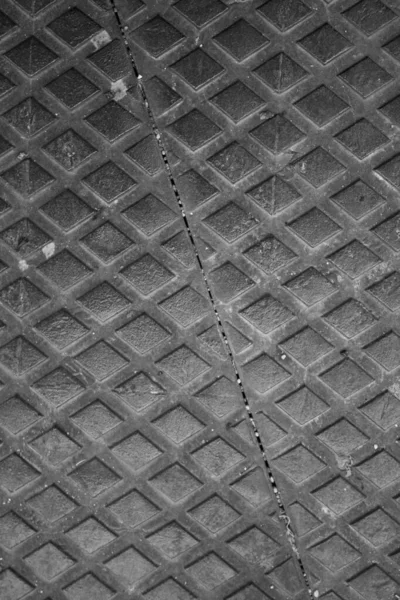 Запоминающееся Изображение Черно Белой Текстуры Металлической Пластины Тиснеными Квадратными Узорами — стоковое фото