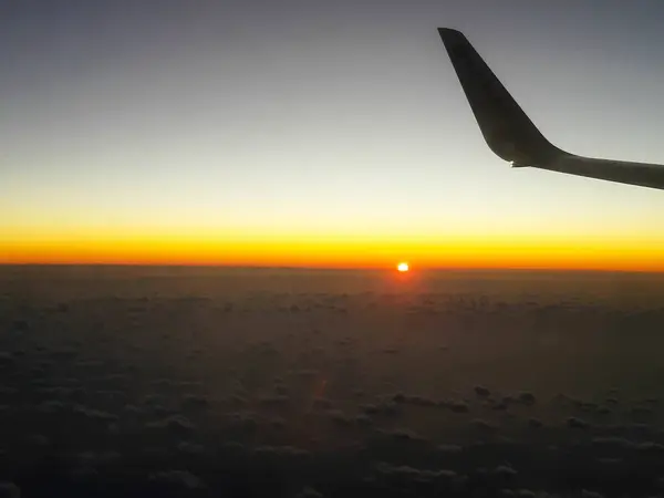 2020 2020 Palermo Punta Raisi Ryanair Vliegtuigvleugel Wolken Met Zonsondergang — Stockfoto