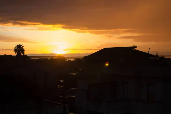 Evocadora Imagen Puesta Sol Con Silueta Montañas Fondo Árbol Primer —  Fotos de Stock