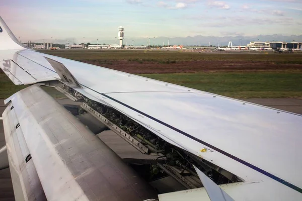 İniş safhasında kanatları açık olan 737 uçağın ilginç bir görüntüsü.