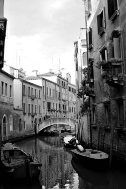 Venedik, İtalya, 28 Aralık 2018. Kanallar boyunca demirlemiş gondolların ve teknelerin siyah beyaz görüntüsü.