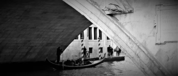 Benátky Itálie Prosince 2018 Evokativní Černobílý Obraz Mostu Rialto Jednoho — Stock fotografie